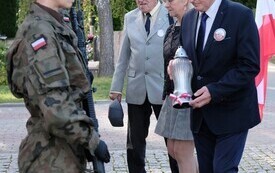 Galeria zdjęć przedstawia obchody 87. rocznicy wybuchu II wojny światowej w Malborku, podczas kt&oacute;rych delegacje złożyły kwiaty i zapaliły znicze w miejscach pamięci. Fotografie dokumentują także gł&oacute;wn 87