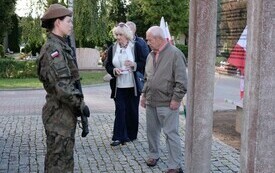 Galeria zdjęć przedstawia obchody 87. rocznicy wybuchu II wojny światowej w Malborku, podczas kt&oacute;rych delegacje złożyły kwiaty i zapaliły znicze w miejscach pamięci. Fotografie dokumentują także gł&oacute;wn 88