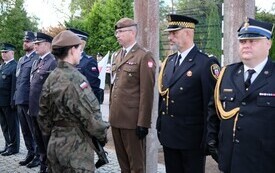 Galeria zdjęć przedstawia obchody 87. rocznicy wybuchu II wojny światowej w Malborku, podczas kt&oacute;rych delegacje złożyły kwiaty i zapaliły znicze w miejscach pamięci. Fotografie dokumentują także gł&oacute;wn 90