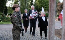 Galeria zdjęć przedstawia obchody 87. rocznicy wybuchu II wojny światowej w Malborku, podczas kt&oacute;rych delegacje złożyły kwiaty i zapaliły znicze w miejscach pamięci. Fotografie dokumentują także gł&oacute;wn 91