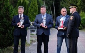 Galeria zdjęć przedstawia obchody 87. rocznicy wybuchu II wojny światowej w Malborku, podczas kt&oacute;rych delegacje złożyły kwiaty i zapaliły znicze w miejscach pamięci. Fotografie dokumentują także gł&oacute;wn 92
