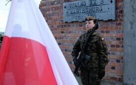 Galeria zdjęć przedstawia obchody 87. rocznicy wybuchu II wojny światowej w Malborku, podczas kt&oacute;rych delegacje złożyły kwiaty i zapaliły znicze w miejscach pamięci. Fotografie dokumentują także gł&oacute;wn 93