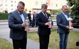 Galeria zdjęć przedstawia obchody 87. rocznicy wybuchu II wojny światowej w Malborku, podczas kt&oacute;rych delegacje złożyły kwiaty i zapaliły znicze w miejscach pamięci. Fotografie dokumentują także gł&oacute;wn 94