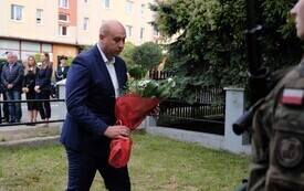Galeria zdjęć przedstawia obchody 87. rocznicy wybuchu II wojny światowej w Malborku, podczas kt&oacute;rych delegacje złożyły kwiaty i zapaliły znicze w miejscach pamięci. Fotografie dokumentują także gł&oacute;wn 95