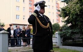 Galeria zdjęć przedstawia obchody 87. rocznicy wybuchu II wojny światowej w Malborku, podczas kt&oacute;rych delegacje złożyły kwiaty i zapaliły znicze w miejscach pamięci. Fotografie dokumentują także gł&oacute;wn 96