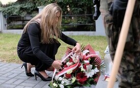 Galeria zdjęć przedstawia obchody 87. rocznicy wybuchu II wojny światowej w Malborku, podczas kt&oacute;rych delegacje złożyły kwiaty i zapaliły znicze w miejscach pamięci. Fotografie dokumentują także gł&oacute;wn 97
