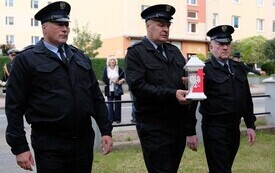 Galeria zdjęć przedstawia obchody 87. rocznicy wybuchu II wojny światowej w Malborku, podczas kt&oacute;rych delegacje złożyły kwiaty i zapaliły znicze w miejscach pamięci. Fotografie dokumentują także gł&oacute;wn 98