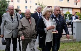 Galeria zdjęć przedstawia obchody 87. rocznicy wybuchu II wojny światowej w Malborku, podczas kt&oacute;rych delegacje złożyły kwiaty i zapaliły znicze w miejscach pamięci. Fotografie dokumentują także gł&oacute;wn 99