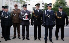 Galeria zdjęć przedstawia obchody 87. rocznicy wybuchu II wojny światowej w Malborku, podczas kt&oacute;rych delegacje złożyły kwiaty i zapaliły znicze w miejscach pamięci. Fotografie dokumentują także gł&oacute;wn 100