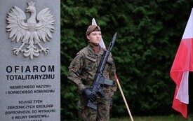 Galeria zdjęć przedstawia obchody 87. rocznicy wybuchu II wojny światowej w Malborku, podczas kt&oacute;rych delegacje złożyły kwiaty i zapaliły znicze w miejscach pamięci. Fotografie dokumentują także gł&oacute;wn 101
