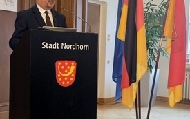 burmistrz Charzewski w trakcie przem&oacute;wienia