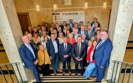 grupowe zdjęcie wszystkich uczestnijk&oacute;w spotkania