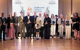 Galeria zdjęć z jubileuszowej, 10. Gali &bdquo;Malborski Mistrz Biznesu 2025&rdquo;, kt&oacute;ra odbyła się 11 września 2026 roku w Centrum Konferencyjnym Hotelu Malbork. Fotografie przedstawiają uczestnik&oacute;w wydarzenia 2