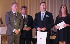 Galeria zdjęć z jubileuszowej, 10. Gali &bdquo;Malborski Mistrz Biznesu 2025&rdquo;, kt&oacute;ra odbyła się 11 września 2026 roku w Centrum Konferencyjnym Hotelu Malbork. Fotografie przedstawiają uczestnik&oacute;w wydarzenia 26