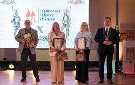 Galeria zdjęć z jubileuszowej, 10. Gali &bdquo;Malborski Mistrz Biznesu 2025&rdquo;, kt&oacute;ra odbyła się 11 września 2026 roku w Centrum Konferencyjnym Hotelu Malbork. Fotografie przedstawiają uczestnik&oacute;w wydarzenia 44