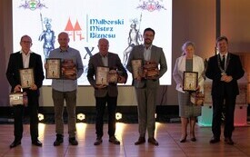 Galeria zdjęć z jubileuszowej, 10. Gali &bdquo;Malborski Mistrz Biznesu 2025&rdquo;, kt&oacute;ra odbyła się 11 września 2026 roku w Centrum Konferencyjnym Hotelu Malbork. Fotografie przedstawiają uczestnik&oacute;w wydarzenia 47