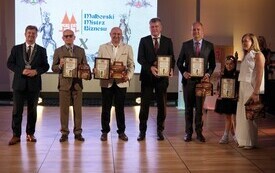 Galeria zdjęć z jubileuszowej, 10. Gali &bdquo;Malborski Mistrz Biznesu 2025&rdquo;, kt&oacute;ra odbyła się 11 września 2026 roku w Centrum Konferencyjnym Hotelu Malbork. Fotografie przedstawiają uczestnik&oacute;w wydarzenia 48
