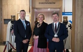 Galeria zdjęć z jubileuszowej, 10. Gali &bdquo;Malborski Mistrz Biznesu 2025&rdquo;, kt&oacute;ra odbyła się 11 września 2026 roku w Centrum Konferencyjnym Hotelu Malbork. Fotografie przedstawiają uczestnik&oacute;w wydarzenia 69