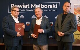 Podpisanie uzgodnień dotyczących powiatowego systemu ostrzegania i alarmowania ludności w Starostwie Powiatowym w Malborku, 28 września 2026 roku. W spotkaniu uczestniczyli przedstawiciele samorząd&oacute;w  2