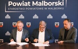 Podpisanie uzgodnień dotyczących powiatowego systemu ostrzegania i alarmowania ludności w Starostwie Powiatowym w Malborku, 28 września 2026 roku. W spotkaniu uczestniczyli przedstawiciele samorząd&oacute;w  3