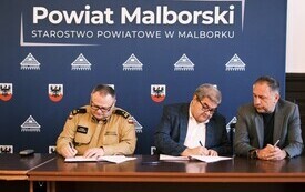 Podpisanie uzgodnień dotyczących powiatowego systemu ostrzegania i alarmowania ludności w Starostwie Powiatowym w Malborku, 28 września 2026 roku. W spotkaniu uczestniczyli przedstawiciele samorząd&oacute;w  4