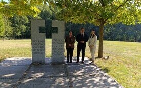 Malborska delegacja uczciła pamięć cywilnych ofiar II wojny światowej pochowanych w Glinnej 5
