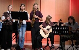 Galeria zdjęć z koncertu nauczycieli i uczni&oacute;w Państwowej Szkoły Muzycznej I stopnia im. Ignacego Jana Paderewskiego w Malborku oraz wręczenia nagr&oacute;d w konkursie fotograficznym &bdquo;Moja zielona oaza&rdquo;. Wy 14