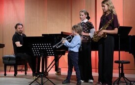 Galeria zdjęć z koncertu nauczycieli i uczni&oacute;w Państwowej Szkoły Muzycznej I stopnia im. Ignacego Jana Paderewskiego w Malborku oraz wręczenia nagr&oacute;d w konkursie fotograficznym &bdquo;Moja zielona oaza&rdquo;. Wy 18