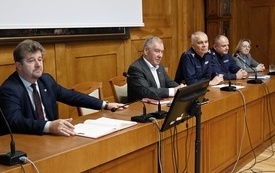 policjanci, burmistrzowie i Sekretarz Miasta przy stole prezydialnym