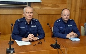 policjanci przy stole prezydialnym