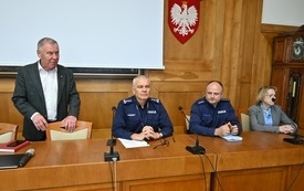 policjanci, wiceburmistrz i Sekretarz Miasta przy stole prezydialnym