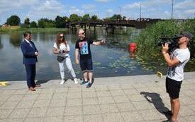 kobieta i mężczyzna prowadzący program telewizyjny rozmawiają z kierownikiem Burmistrzem Miasta Malborka Markiem Charzewskim