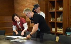 pracownicy Szkoły Łacińskiej prezentują tw&oacute;rcom programu ofertę plac&oacute;wki