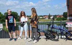 kobieta i mężczyzna prowadzący program telewizyjny rozmawiają z kierownikiem Szkoły Łacińskiej