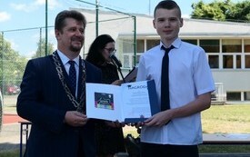 Burmistrz wraz z nagrodzonym uczeniem