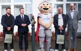 14 października 2026 roku, w Dniu Edukacji Narodowej, przy Szkole Podstawowej nr 9 im. Kazimierza Jagiellończyka w Malborku uroczyście odsłonięto si&oacute;dmą figurkę Marianka. Miejska maskotka w szkolnej o 3