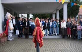 14 października 2026 roku, w Dniu Edukacji Narodowej, przy Szkole Podstawowej nr 9 im. Kazimierza Jagiellończyka w Malborku uroczyście odsłonięto si&oacute;dmą figurkę Marianka. Miejska maskotka w szkolnej o 27