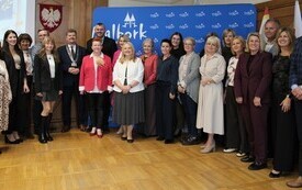 15 października 2026 roku w Sali Posiedzeń Urzędu Miasta Malborka odbyła się uroczystość wręczenia Nagr&oacute;d Burmistrza Miasta Malborka dla wyr&oacute;żnionych dyrektor&oacute;w i nauczycieli plac&oacute;wek oświatowych prow 1