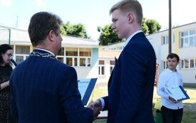 Burmistrz wręczający nagrodę uczniowi