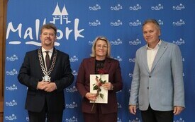 15 października 2026 roku w Sali Posiedzeń Urzędu Miasta Malborka odbyła się uroczystość wręczenia Nagr&oacute;d Burmistrza Miasta Malborka dla wyr&oacute;żnionych dyrektor&oacute;w i nauczycieli plac&oacute;wek oświatowych prow 10