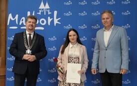 15 października 2026 roku w Sali Posiedzeń Urzędu Miasta Malborka odbyła się uroczystość wręczenia Nagr&oacute;d Burmistrza Miasta Malborka dla wyr&oacute;żnionych dyrektor&oacute;w i nauczycieli plac&oacute;wek oświatowych prow 13