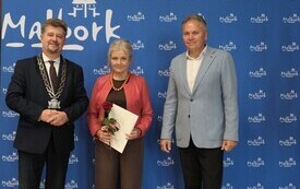 15 października 2026 roku w Sali Posiedzeń Urzędu Miasta Malborka odbyła się uroczystość wręczenia Nagr&oacute;d Burmistrza Miasta Malborka dla wyr&oacute;żnionych dyrektor&oacute;w i nauczycieli plac&oacute;wek oświatowych prow 16