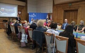 15 października 2026 roku w Sali Posiedzeń Urzędu Miasta Malborka odbyła się uroczystość wręczenia Nagr&oacute;d Burmistrza Miasta Malborka dla wyr&oacute;żnionych dyrektor&oacute;w i nauczycieli plac&oacute;wek oświatowych prow 17