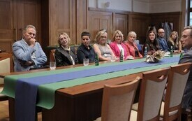 15 października 2026 roku w Sali Posiedzeń Urzędu Miasta Malborka odbyła się uroczystość wręczenia Nagr&oacute;d Burmistrza Miasta Malborka dla wyr&oacute;żnionych dyrektor&oacute;w i nauczycieli plac&oacute;wek oświatowych prow 18