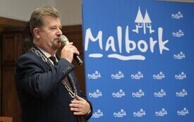 15 października 2026 roku w Sali Posiedzeń Urzędu Miasta Malborka odbyła się uroczystość wręczenia Nagr&oacute;d Burmistrza Miasta Malborka dla wyr&oacute;żnionych dyrektor&oacute;w i nauczycieli plac&oacute;wek oświatowych prow 19