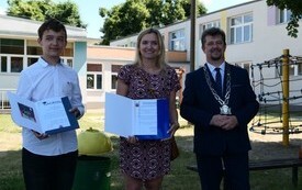 Nagrodzony uczeń, nauczycielka oraz Burmistrz Miasta Malborka Marek Charzewski
