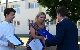Nagrodzony uczeń oraz Burmistrz Miasta Malborka Marek Charzewski wręczający podziękowanie nauczycielce, 