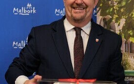 21 października 2026 roku w Urzędzie Miasta Malborka Prezes Zarządu Miejskiego Zakładu Komunikacji w Malborku Małgorzata Zemlik podpisała umowę z Andrzejem Sienkiewiczem Dyrektorem Sprzedaży firmy Sol 2