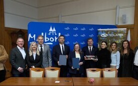21 października 2026 roku w Urzędzie Miasta Malborka Prezes Zarządu Miejskiego Zakładu Komunikacji w Malborku Małgorzata Zemlik podpisała umowę z Andrzejem Sienkiewiczem Dyrektorem Sprzedaży firmy Sol 3