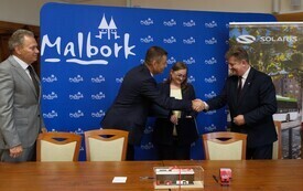 21 października 2026 roku w Urzędzie Miasta Malborka Prezes Zarządu Miejskiego Zakładu Komunikacji w Malborku Małgorzata Zemlik podpisała umowę z Andrzejem Sienkiewiczem Dyrektorem Sprzedaży firmy Sol 5